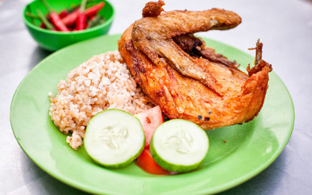 Quán 027 - Cơm Gà Xối Mỡ, Mì Xào Giòn & Mực Chiên Giòn