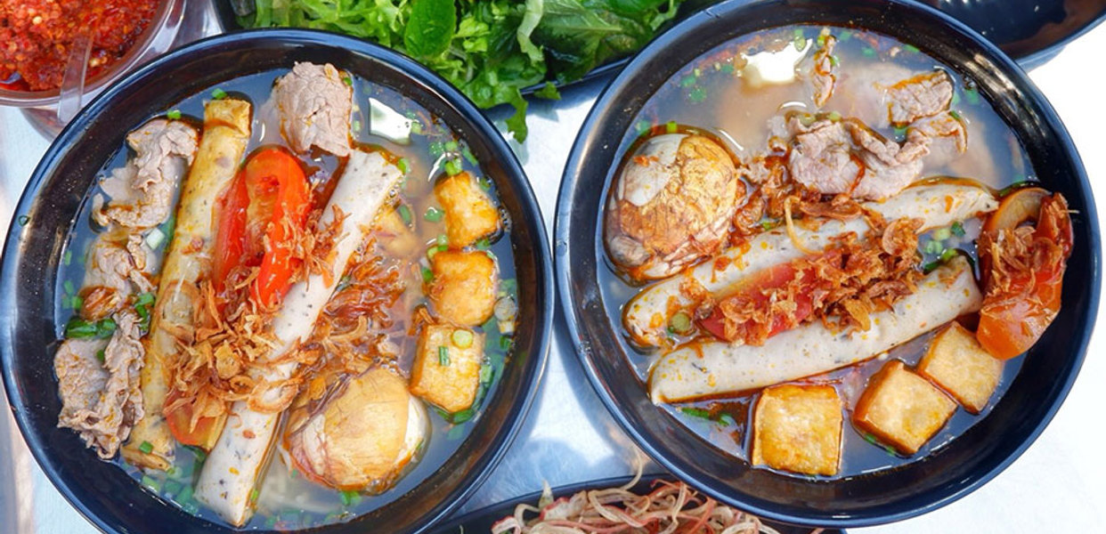 QUÁN BÚN RIÊU Ả ĐÀO ẤM CÚNG PHỤC VỤ MÓN TRUYỀN THỐNG