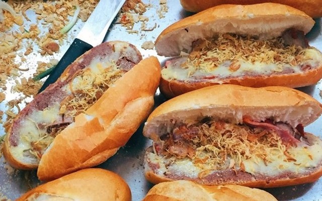 Chị Cúc - Bánh Mì & Xôi Gà Đặc Biệt - Nguyễn Tuân