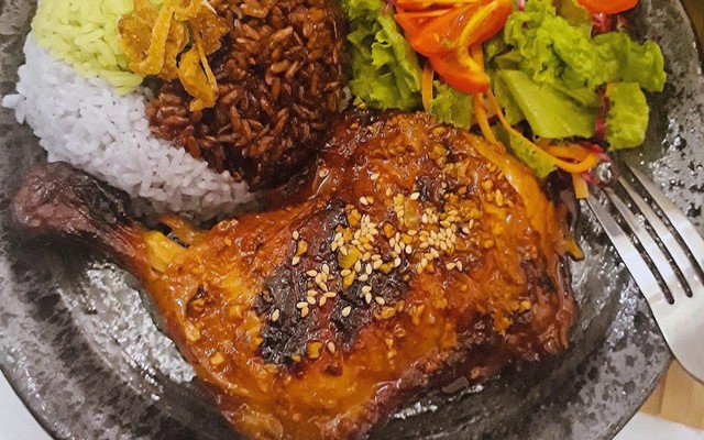 Tiệm Cơm Cầu Vồng