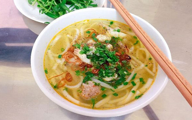 Chị Tuyền - Bánh Canh Bột Gạo Cá Lóc Huế - Nhiêu Tứ