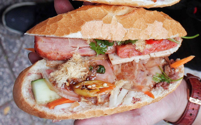 Bánh Mì Heo Quay A Nhiều - Bà Hạt