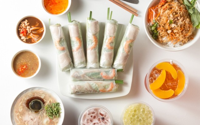 Chị Huệ - Gỏi Cuốn Và Trà Đào
