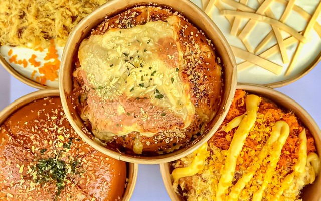 Tiệm Bánh Ngũ Phúc - Bánh Mì Phô Mai Bơ Tỏi & Bông Lan Phô Mai Trứng Muối 