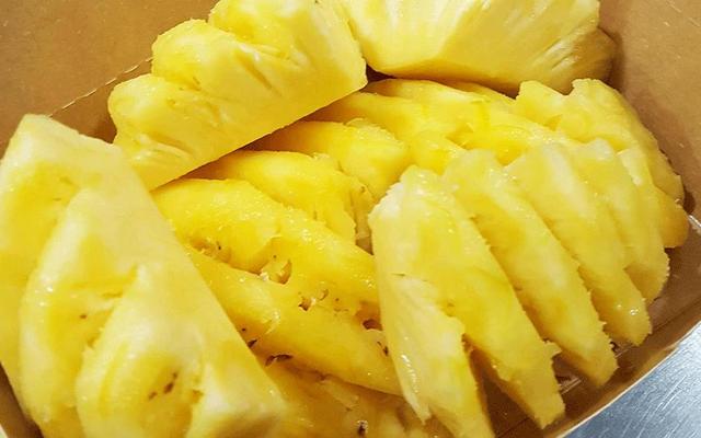 Quán Cô Thơm - Thơm Gọt Sẵn & Nước Dừa