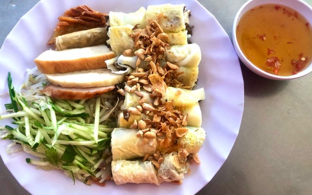 Cô Oanh - Bánh Cuốn Nóng