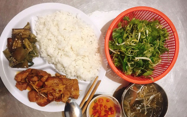 Cô Hoa - Quán Cơm Bình Dân