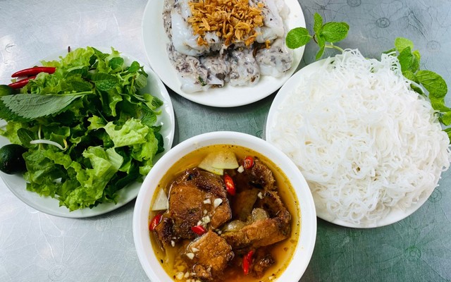 Mẫn Thùy - Gà Tần & Bánh Cuốn Nóng