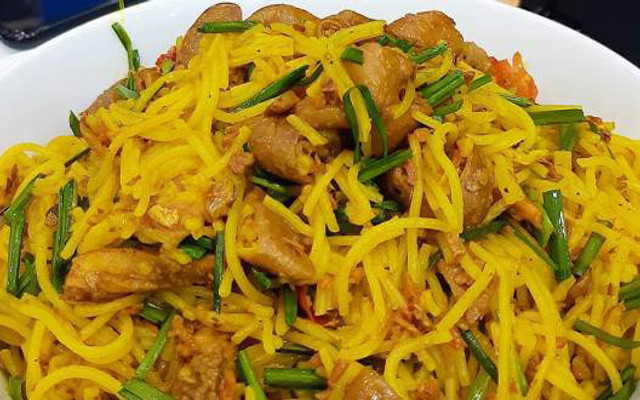 Sương Đỗ - Bún Lòng Xào Nghệ & Đùi Gà Bó Xôi