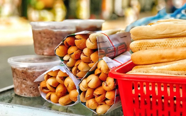 Huy Hoàng  - Bánh Mì Cay Khánh Nạp