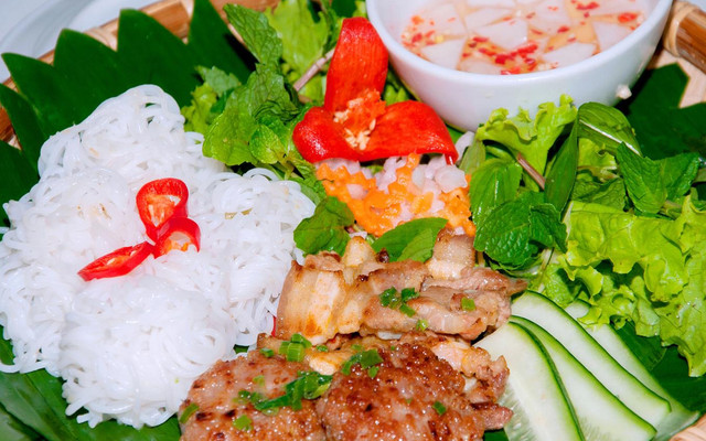 Bông Cute - Bún Chả & Gỏi Cuốn