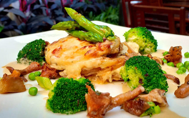 Cousins Restaurant - Ẩm Thực Âu