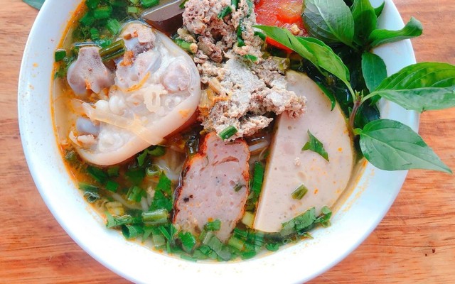 Bún Riêu Cua Đồng Cô 5 - Bún Thịt Xào Chả Giò