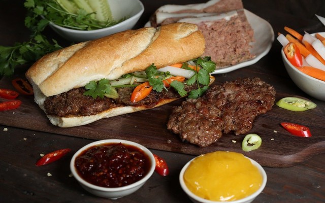 Lycuti - Bánh Mì Heo Quay - Nguyễn Sơn