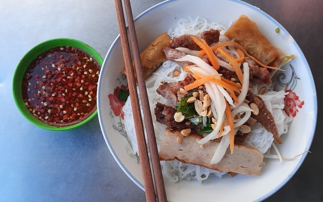 Bún Thịt Nướng, Bánh Ướt & Bún Xào Chay - Chợ Bình Khánh