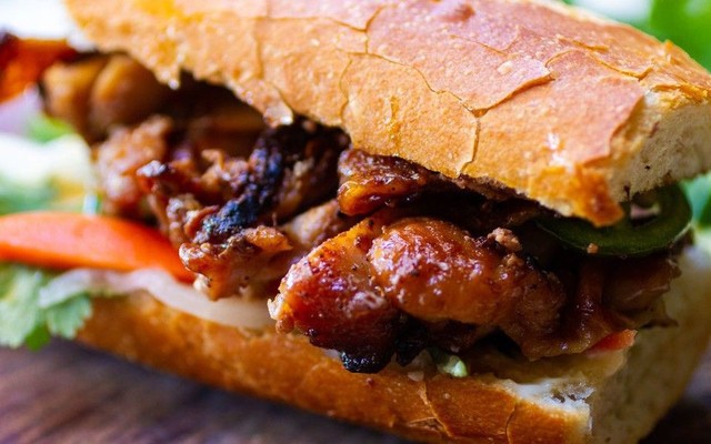 Hồng Ân - Bánh Mì Nem Nướng Lá Lốt