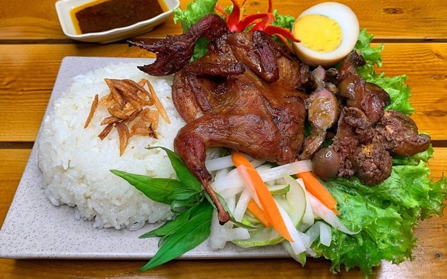 Cô Đẹp Rôti - Xôi Chim Cút Rôti