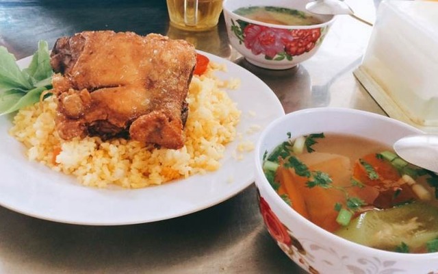 Cơm Gà Xối Mỡ Ba Ngon - Trần Bá Giao