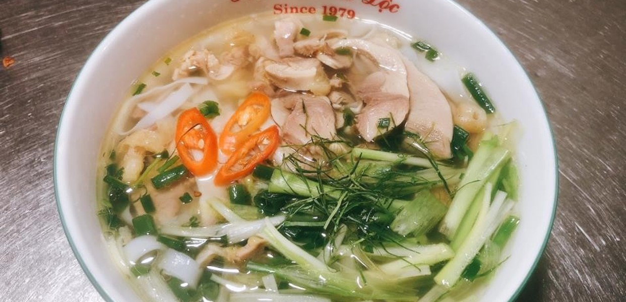 QUÁN PHỞ GÀ BÀ LỘC 18 TÔ HIẾN THÀNH VỚI NƯỚC DÙNG TRONG VEO HẤP DẪN