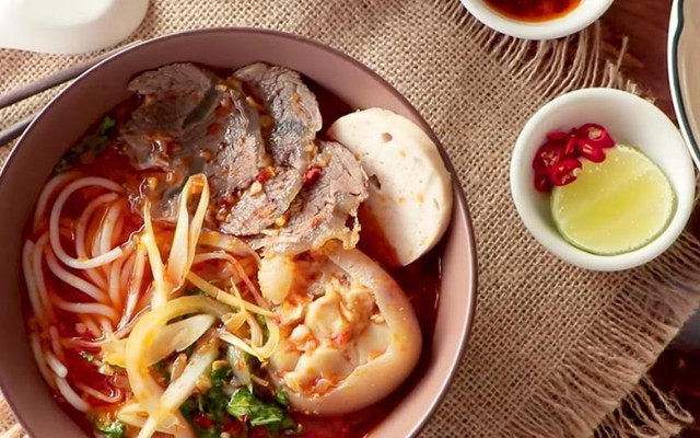 O Mít Ẩm Thực Huế - Bún Bò Giò Heo & Cơm Gà Hội An