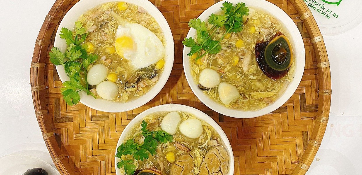 SÚP CUA NÓNG HỔI ĐƯỢC DỌN TRONG TÔ NHỎ TRÊN BÀN GỖ