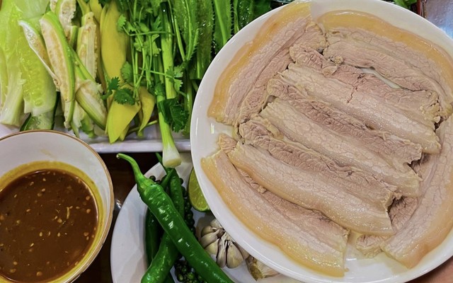 Mì Quảng & Bánh Tráng Cuốn Thịt Heo Bà Tám - Văn Tiến Dũng