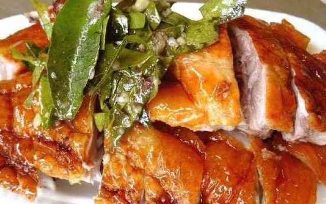 Ngói Đỏ - Vịt Nướng Lá Mắc Mật - Ngô Thị Thu Minh