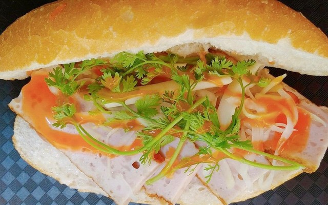 Bánh Mì Chả Nóng Long Đỉnh - 204 Hàng Bông
