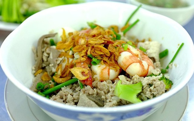 Chị Thuyên - Hủ Tiếu, Bánh Tráng & Chân Gà