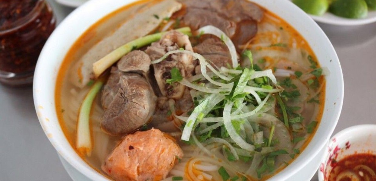 BÚN BÒ O TÚ NGUYỄN TRI PHƯƠNG VỚI TÔ BÚN BỐC KHÓI HẤP DẪN