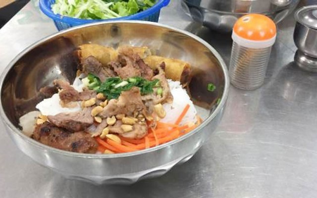 Bún Thịt Nướng Má Năm