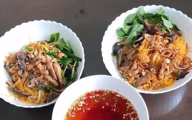 Cô Út - Hủ Tiếu Gà Khô