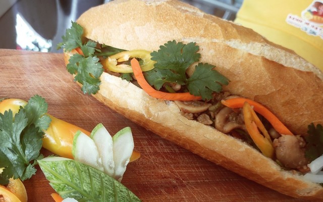 Cô Yến - Bánh Mỳ Hạt Điều - Thiên Phước