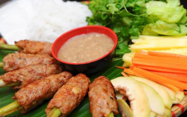 Chị Cám - Nem Lụi & Bánh Đúc Nóng