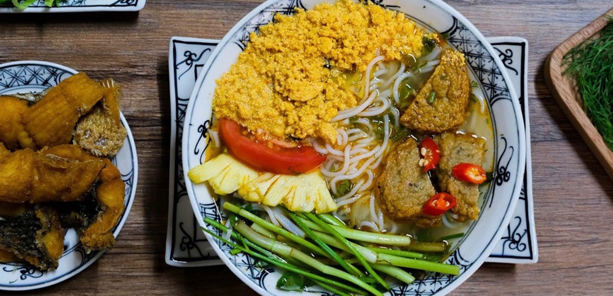 QUÁN BÚN CÁ CHẤM NỔI TIẾNG MANG HƯƠNG VỊ TRUYỀN THỐNG TẠI BÁT ĐÀN HÀ NỘI