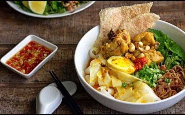 Lan Anh - Chân Gà Sả Tắc & Trứng Gà Nướng