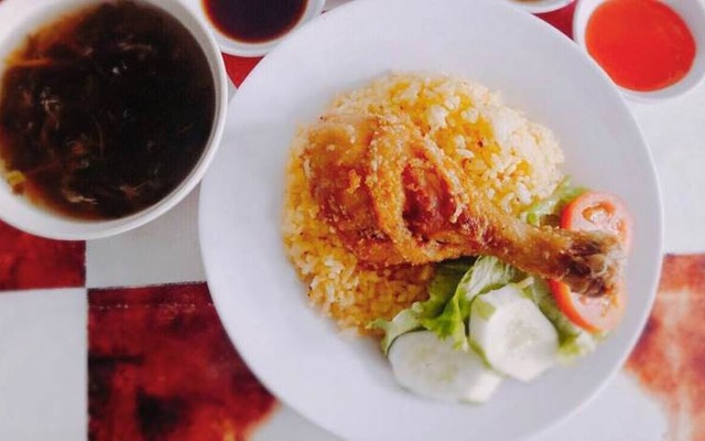 Cơm Gà Xối Mỡ Chị Tuyết - Cách Mạng Tháng 8