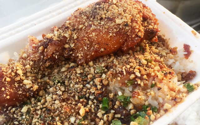 Cô Gái Nhỏ - Bánh Mì, Xôi Mặn & Bánh Bao