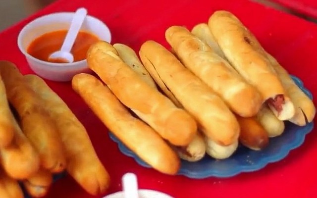 Tuyết Hồng - Bánh Mì Cay, Chè Thái & Dừa Dầm - 50 Lê Lợi