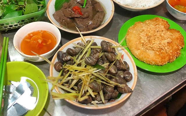 Cô Phương - Ốc Nóng & Tiết Luộc - Phố 8-3