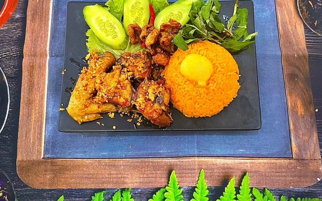 Cơm Gà Xối Mắm B Food