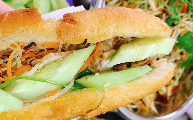 Cô Dung - Bánh Mì Rán Rau Thịt