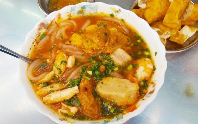Bánh Canh O Hoa - Cầu Gia Hội - Lê Minh