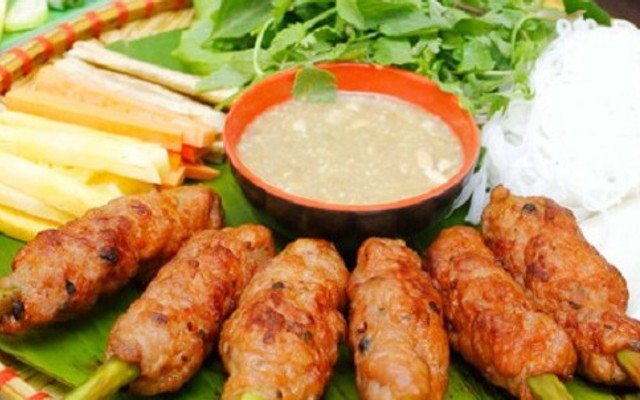 Chị Tấm - Nem Lụi Huế & Bánh Đúc Nóng