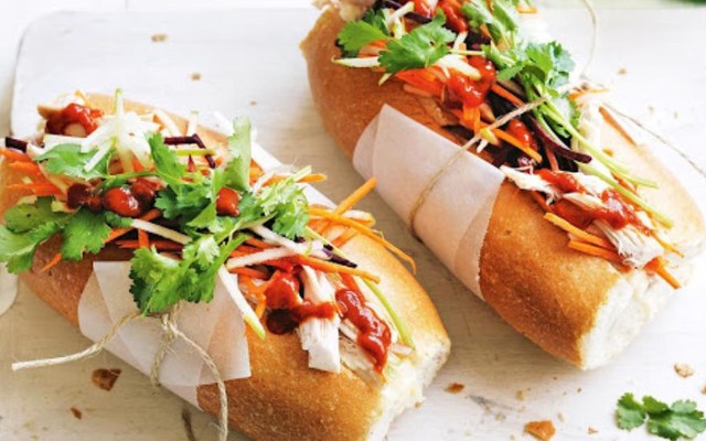 Bánh mì heo quay da giòn - Anh Việt