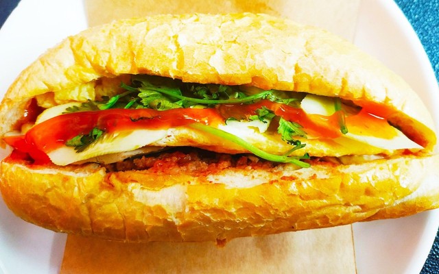 Bánh Mỳ - Giò Chả Ước Lễ