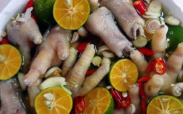 Hot Boy - Bánh Mì & Chân Gà Ngâm Sả Tắc