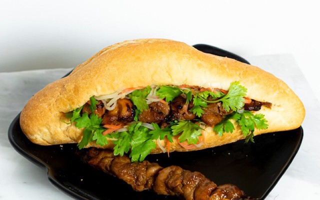 Anh Thanh Niên - Bánh Mì Thịt Xiên Nướng