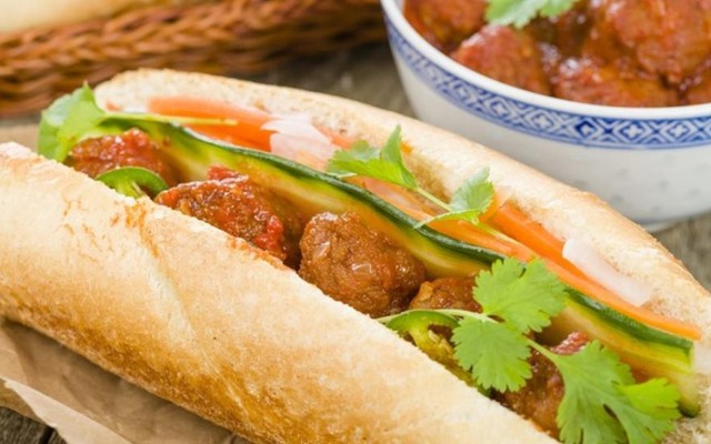 174 - Bánh Mì Xíu Mại & Bò Nướng