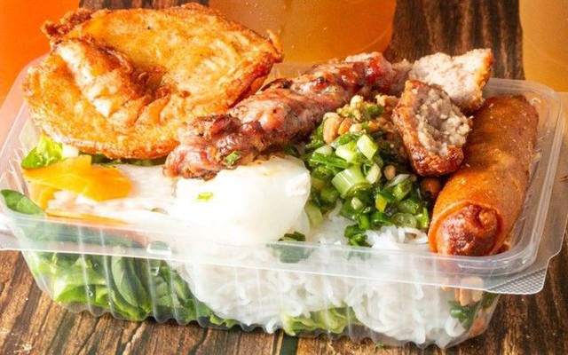 Bánh Hỏi Thịt Nướng Cô Năm